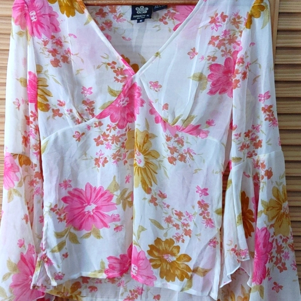 Blouse small pink with gold flowers